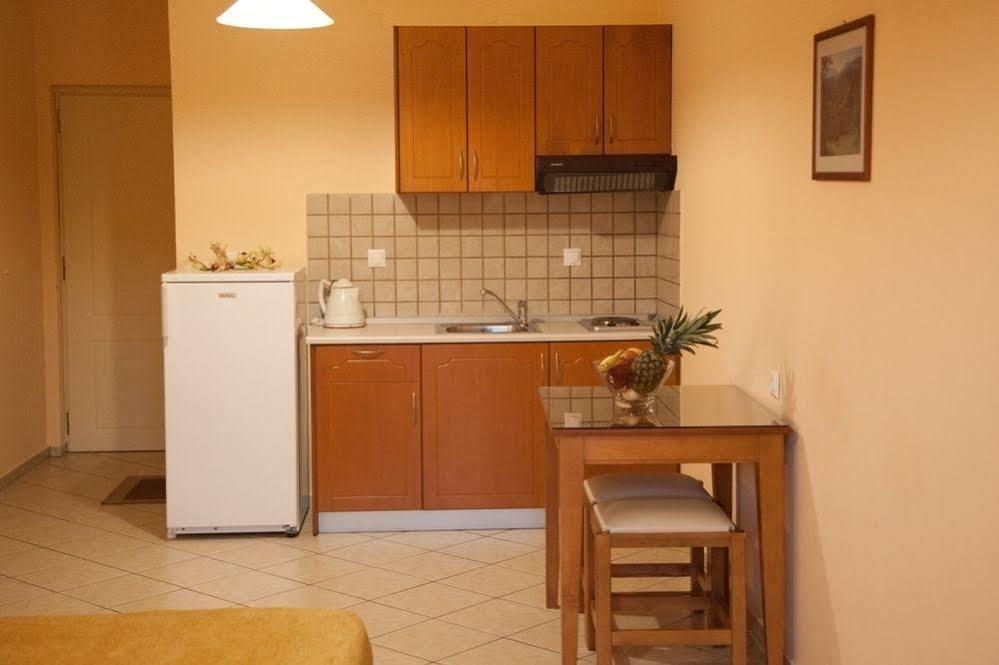 Blue Sky Apartment Agia Marina Екстериор снимка